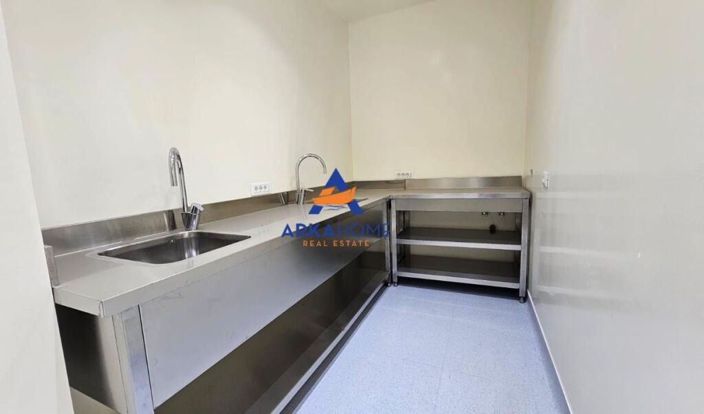 JEPET AMBIENT PER KLINIKE ME QERA 140 M2 "KOMUNA E PARISIT" 2500 EURO