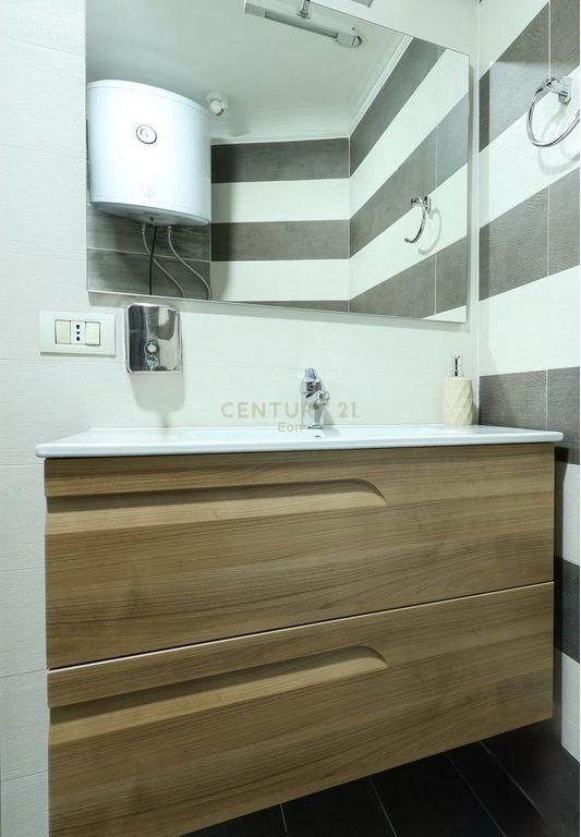 SHITET STUDIO NE QENDER , DURRES !