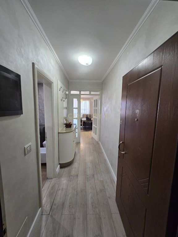 Shitet apartament 3+1 tek Casa Italia!!