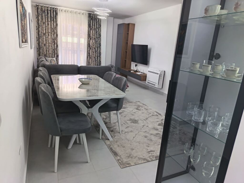 Appartamento 3+1 in affitto in Via 5 Maji, Scuola Ardian Klosi.