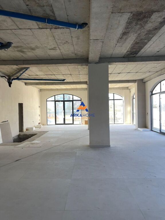 JEPET ME QERA AMBIENT KOMERCIAL 450 M2 "KAMEZ" 220.000 LEKE