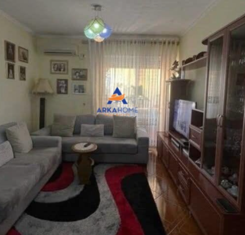 Shitet apartament 2+1 tek Komuna e Parisit , Rruga Sulejman Delvina .