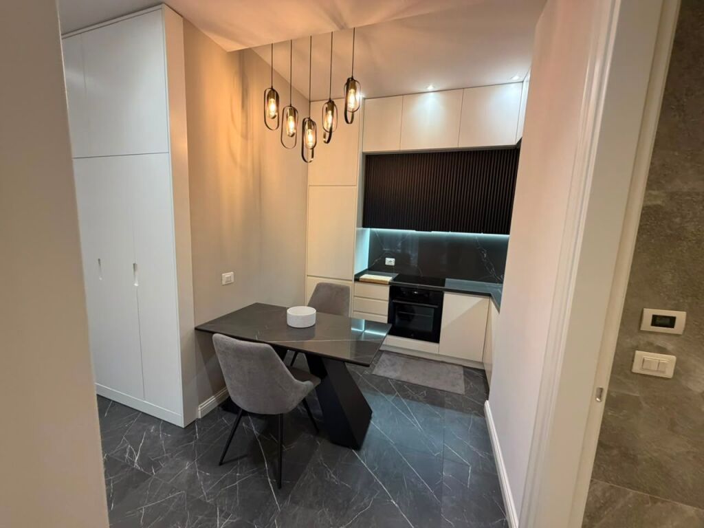 🏡 AFFITTASI APPARTAMENTO 1+1 CON PARCHEGGIO IN  📍 Complesso Deliorgji💰 Prezzo: 120.000 lek/mese Trattabile