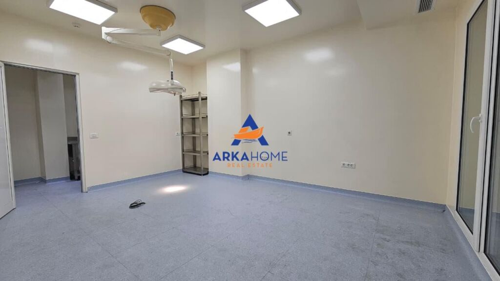JEPET AMBIENT PER KLINIKE ME QERA 140 M2 "KOMUNA E PARISIT" 2500 EURO