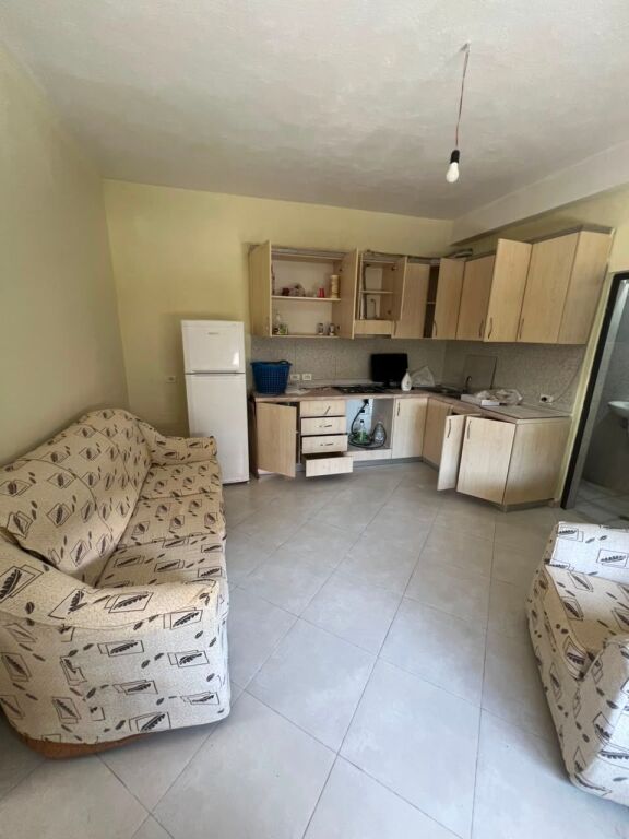 Jepet me qira kati i parë i një shtëpie në Rrugën “Cajupi”, pas Maternitetit, Durrës
