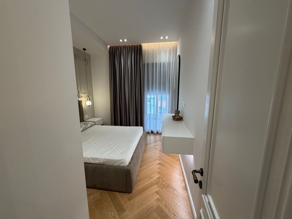 🏡 APARTAMENT 1+1 ME PARKIM ME QIRA – DELIORGJI  📍 Kompleksi Deliorgji 🏢 Kati i 5-të 🛋️ I mobiluar 🚗 Përfshin vend parkimi 💰 Çmimi: 120,000 lekë/muaj  ✨ Apartament i përshtatshëm për çift ose person që kërkon një banesë komode në një nga komplekset më të preferuara të Tiranës.  📞 Për më shumë informacion ose për të organizuar një vizitë, na kontaktoni!