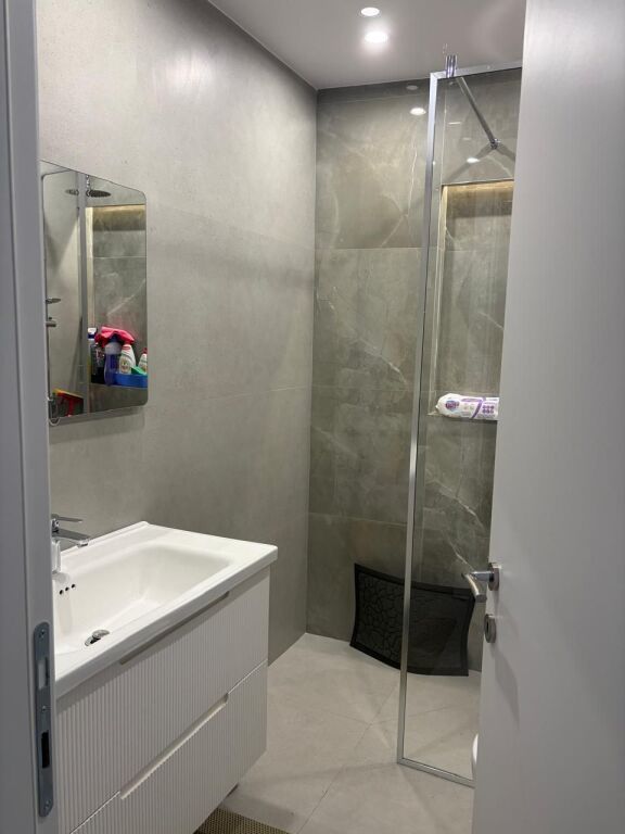 Jepet me qira apartament 2+1 prane qendër të Tiranës