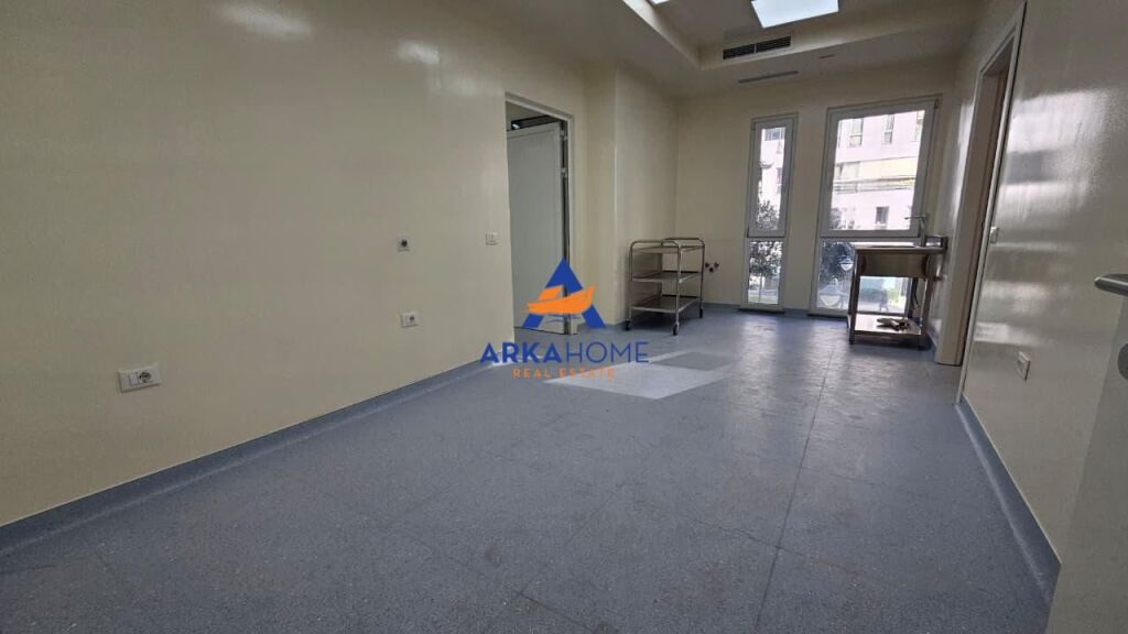 JEPET AMBIENT PER KLINIKE ME QERA 140 M2 "KOMUNA E PARISIT" 2500 EURO