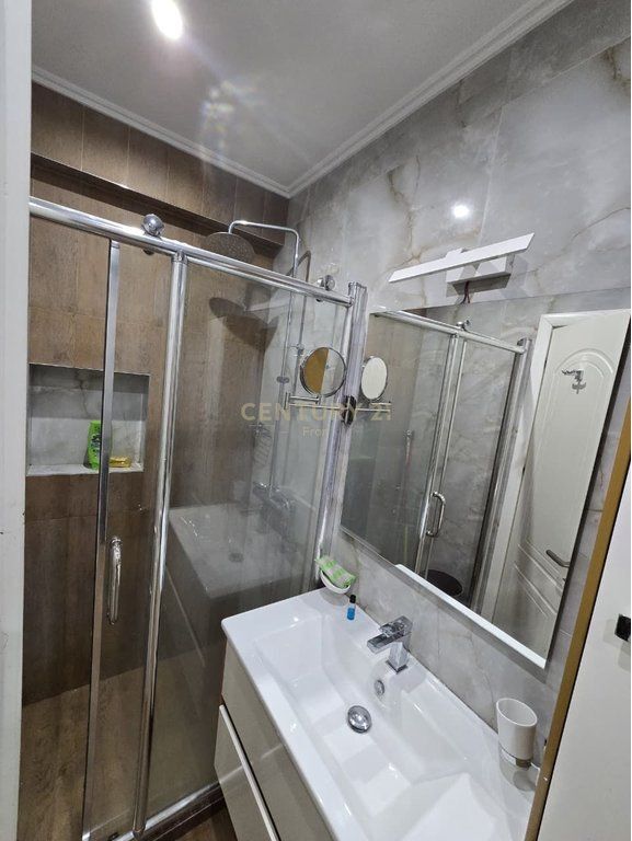 Shitet apartament tek Casa Italia