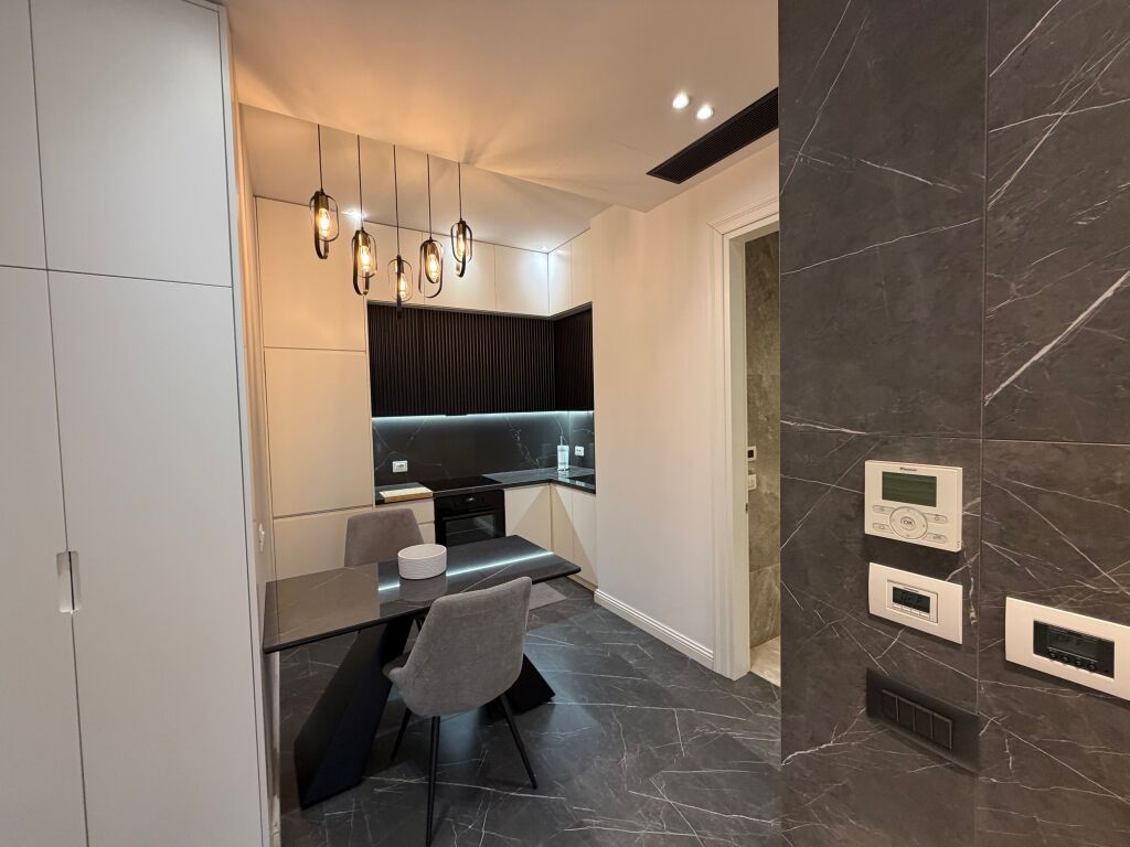 🏡 APARTAMENT 1+1 ME PARKIM ME QIRA – DELIORGJI  📍 Kompleksi Deliorgji 🏢 Kati i 5-të 🛋️ I mobiluar 🚗 Përfshin vend parkimi 💰 Çmimi: 120,000 lekë/muaj  ✨ Apartament i përshtatshëm për çift ose person që kërkon një banesë komode në një nga komplekset më të preferuara të Tiranës.  📞 Për më shumë informacion ose për të organizuar një vizitë, na kontaktoni!