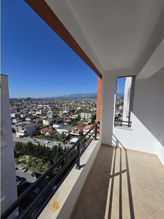 Shitet apartament tek Casa Italia