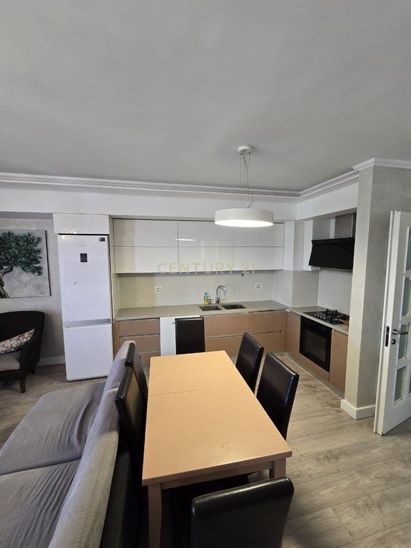 Shitet apartament 3+1 tek Casa Italia!!
