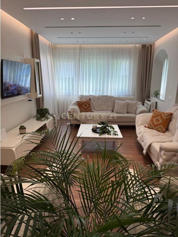 ISH BLLOKU, JAPIM APARTAMENT 2+1+2+KUZHINE E VECUAR PER QIRA!
