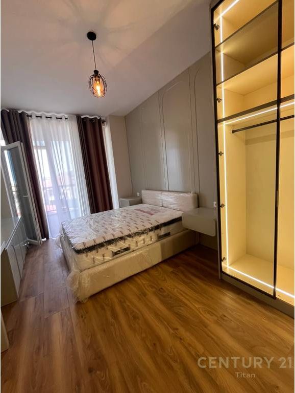Jepet me qira apartament i ri 2+1+1 tualet+2 ballkone, ne rrugen Siri Kodra, prane Hotel Meridian 1,100 € /Muaj