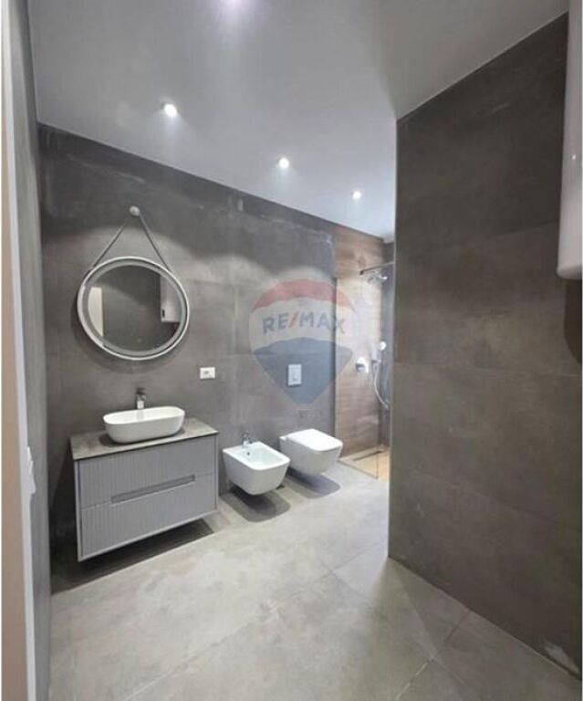 Apartament - Për Shitje - Qendra Kristal, Tiranë