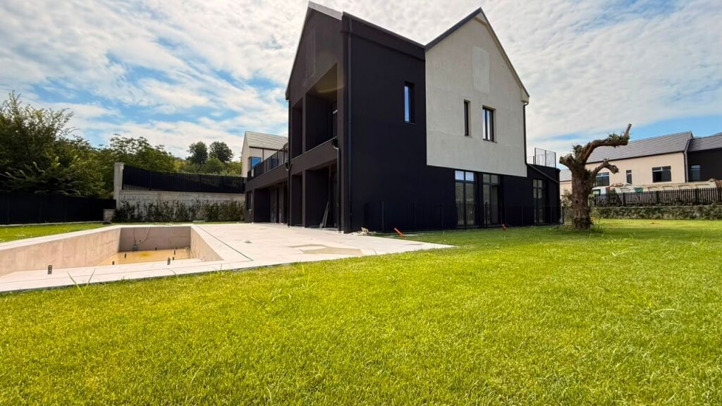 Villa Individuale di Lusso con Piscina in Vendita – Mullet, Tirana