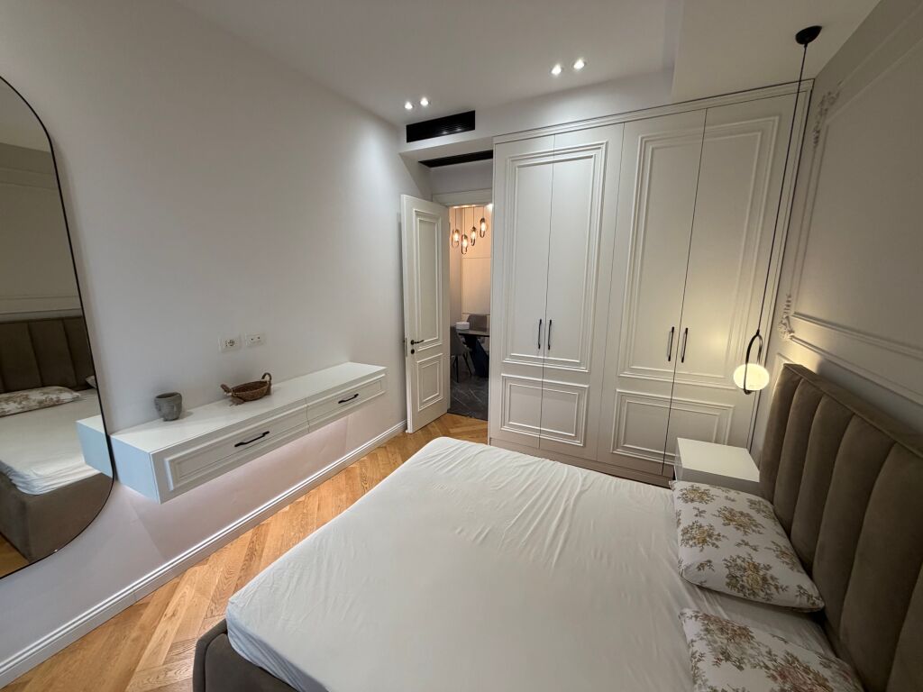 🏡 APARTAMENT 1+1 ME PARKIM ME QIRA – DELIORGJI  📍 Kompleksi Deliorgji 🏢 Kati i 5-të 🛋️ I mobiluar 🚗 Përfshin vend parkimi 💰 Çmimi: 120,000 lekë/muaj  ✨ Apartament i përshtatshëm për çift ose person që kërkon një banesë komode në një nga komplekset më të preferuara të Tiranës.  📞 Për më shumë informacion ose për të organizuar një vizitë, na kontaktoni!