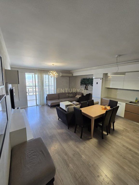 Shitet apartament 3+1 tek Casa Italia!!