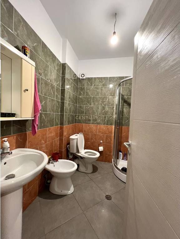 Apartament 2+1 Per Shitje Kompleksi Tom Doshi , Shkozë