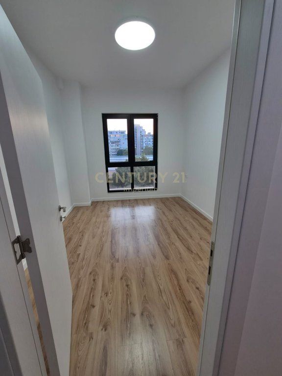 HAPËSIRË PREMIUM PËR BIZNES ME QIRA – 2+1 | SQUARE 21
