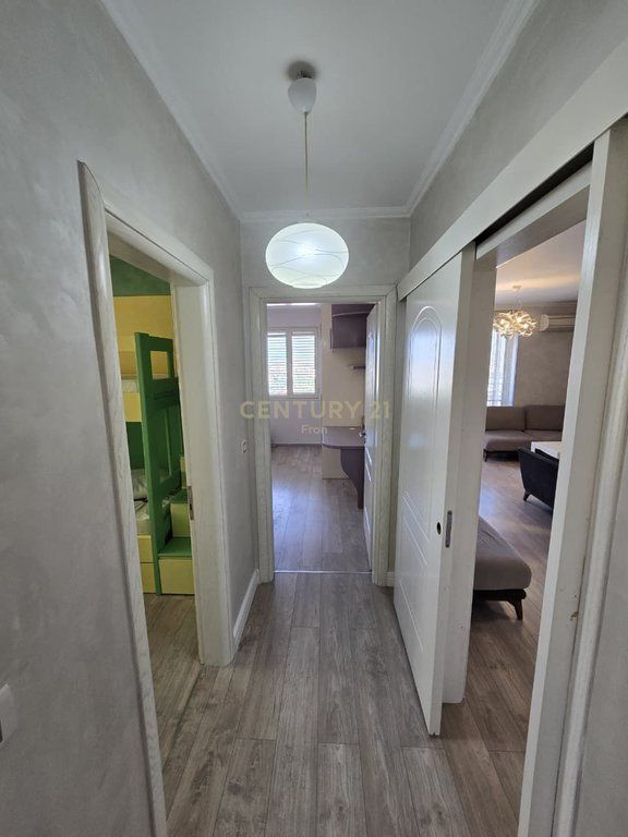 Shitet apartament tek Casa Italia