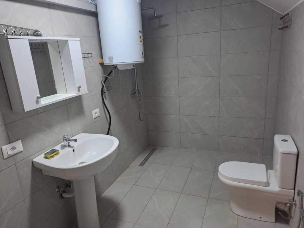 Qera | Shtëpi private 2 + 1 | Rruga Havzi Nela | 400 €/muaj