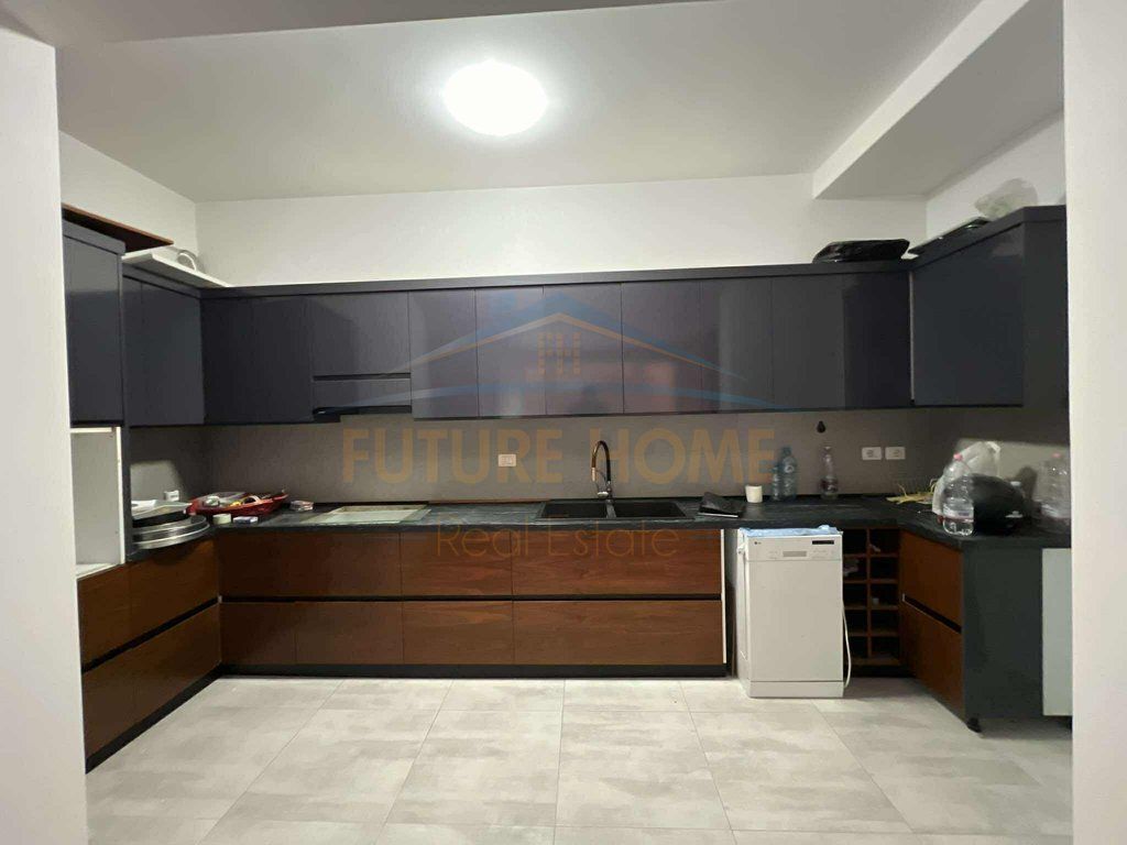 For sale, 3+1 Apartment, Kavaja Street, UNA57793