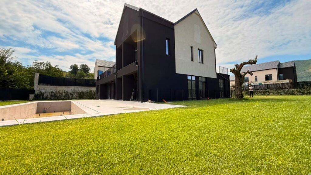 Villa Individuale di Lusso con Piscina in Vendita – Mullet, Tirana
