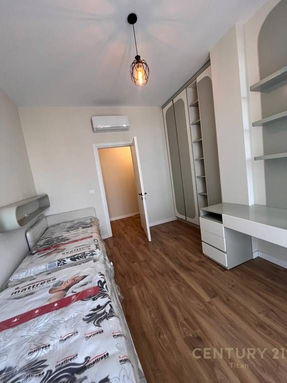 Jepet me qira apartament i ri 2+1+1 tualet+2 ballkone, ne rrugen Siri Kodra, prane Hotel Meridian 1,100 € /Muaj
