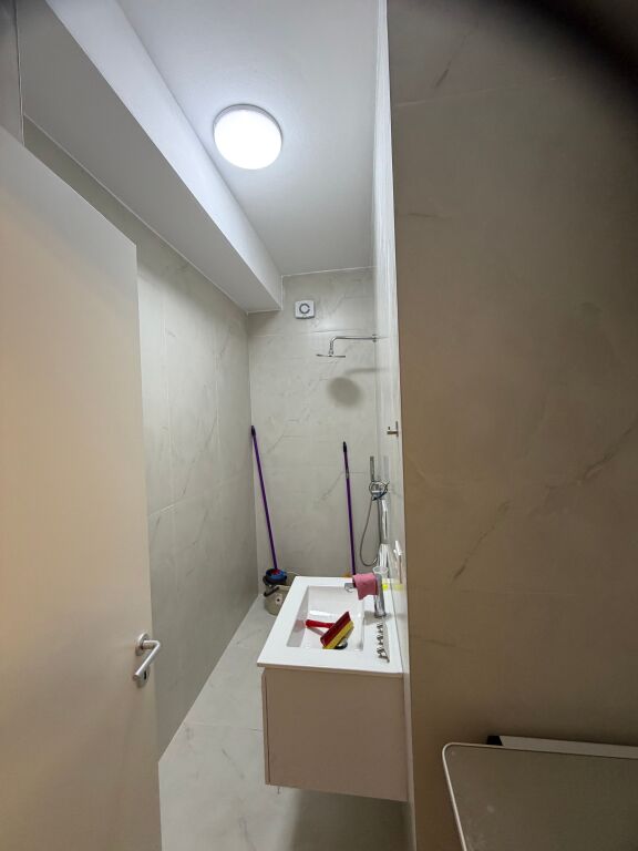 🏡 Appartamento 1+1 in affitto 📍 Residenza Kadiu, Ali Demi 🏢 2° piano con ascensore 💰 Prezzo: 40.000 lek/mese