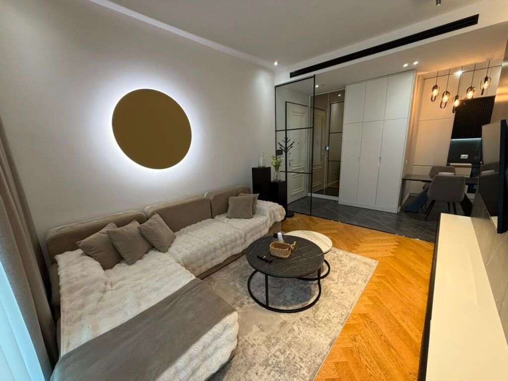 🏡 AFFITTASI APPARTAMENTO 1+1 CON PARCHEGGIO IN  📍 Complesso Deliorgji💰 Prezzo: 120.000 lek/mese Trattabile
