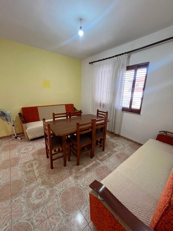 Jepet me qira kati i dytë i një shtëpie në Rrugën “Cajupi”, pas Maternitetit, Durrës