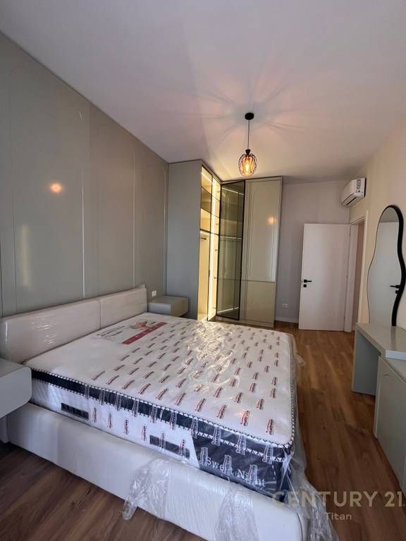 Jepet me qira apartament i ri 2+1+1 tualet+2 ballkone, ne rrugen Siri Kodra, prane Hotel Meridian 1,100 € /Muaj