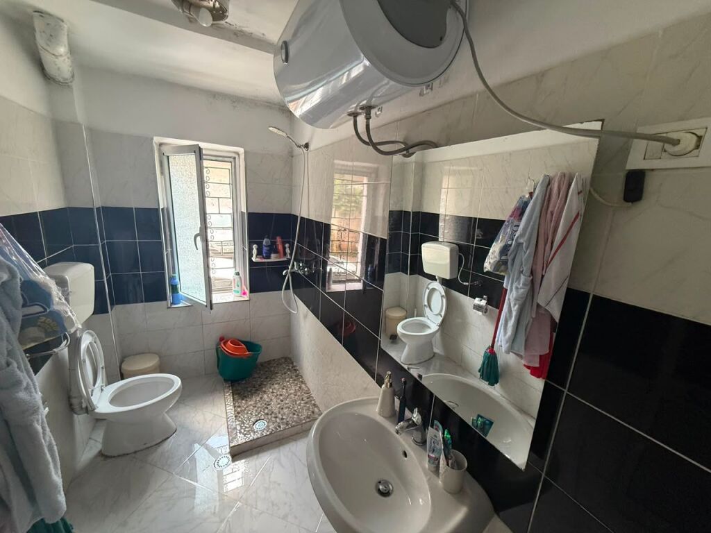 Shitet apartament 2+1 ne Xhamllik!