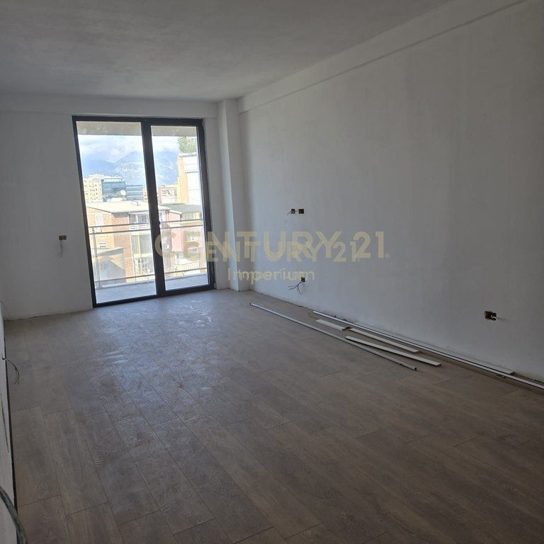 Apartament 2+1+2 me vend parkimi për qira – Ideal për zyra/ biznese të ndryshme