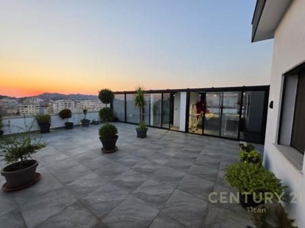 SHITET PENTHOUSE UNIK ME VERANDE ME PAMJE PANORAMIKE 360° NE DURRES