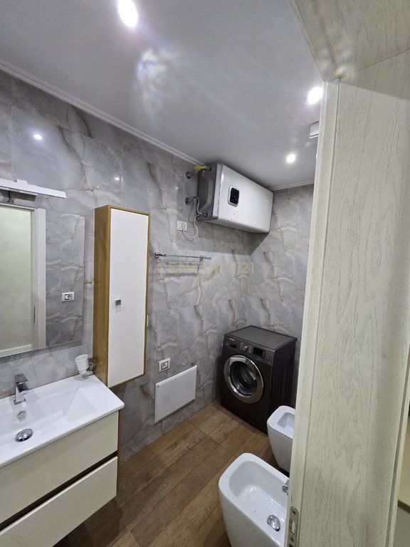 Shitet apartament tek Casa Italia