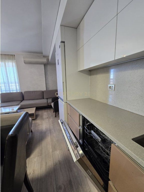 Shitet apartament tek Casa Italia