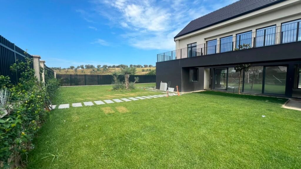 Villa Individuale di Lusso con Piscina in Vendita – Mullet, Tirana