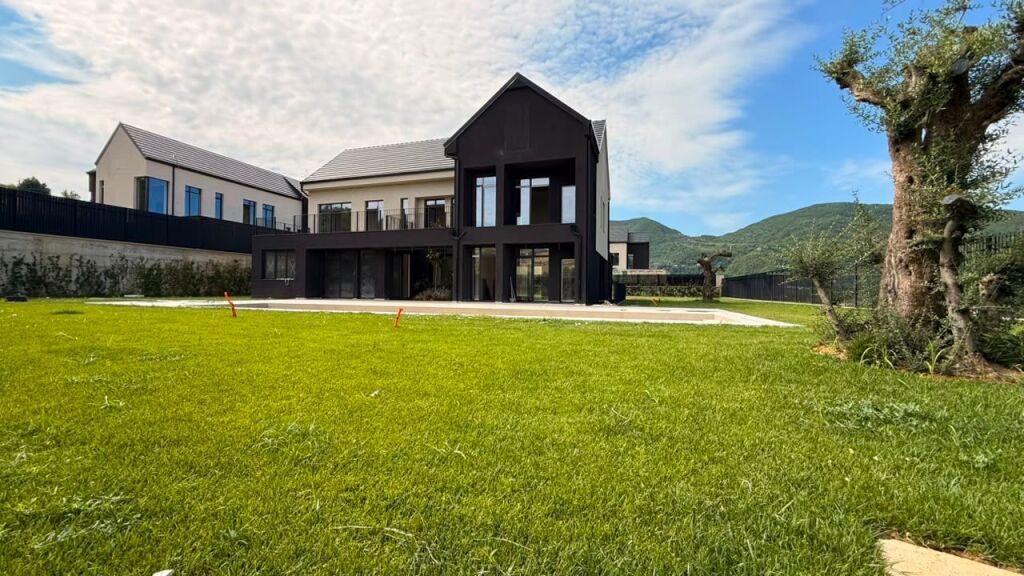 Villa Individuale di Lusso con Piscina in Vendita – Mullet, Tirana
