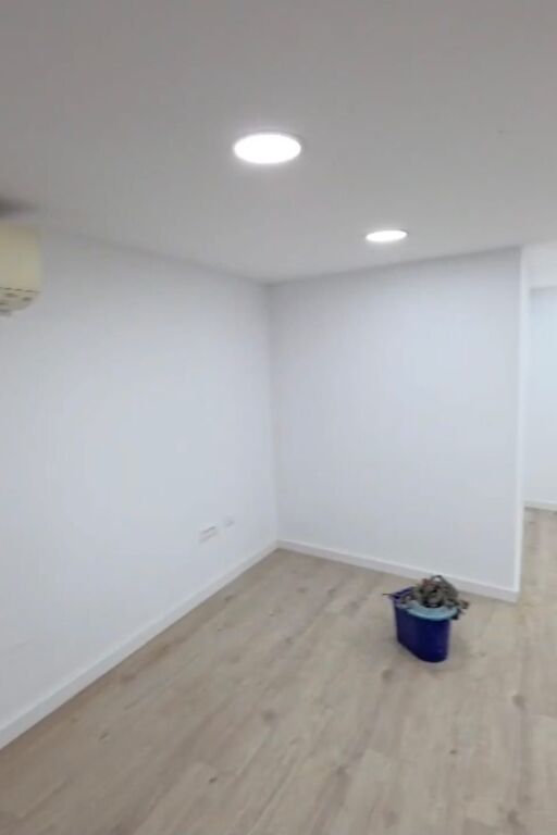 Jepet ambient biznesi duplex me qera buze rruge tek Komuna e Parisit , prane Raiffaisen Bank .