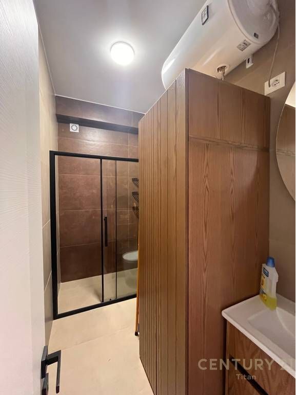 Jepet me qira apartament i ri 2+1+1 tualet+2 ballkone, ne rrugen Siri Kodra, prane Hotel Meridian 1,100 € /Muaj