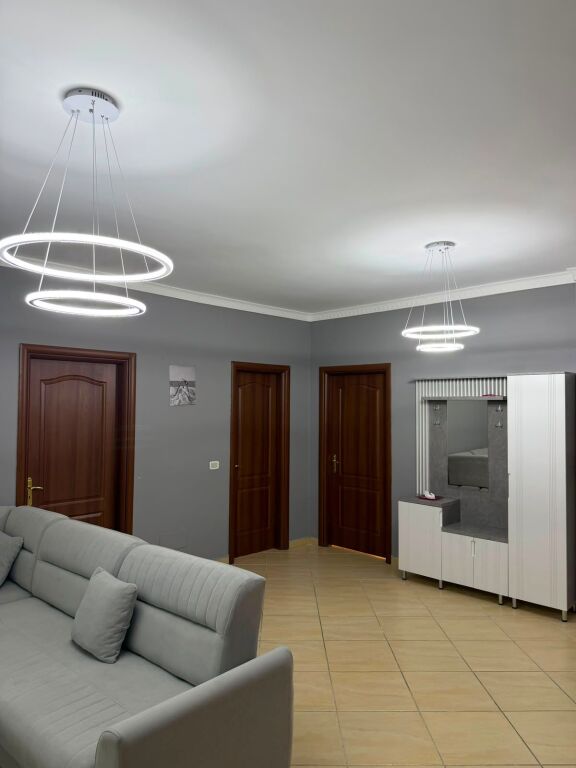 Ne zonen e Kodres se Diellit, Rruga Rrapo Hekali, prane Eleonores, jepet me qera apartament,2+1+2, 750 Euro
