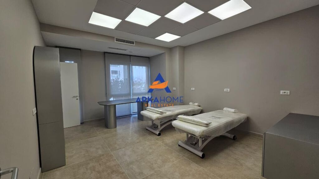 JEPET AMBIENT PER KLINIKE ME QERA 140 M2 "KOMUNA E PARISIT" 2500 EURO