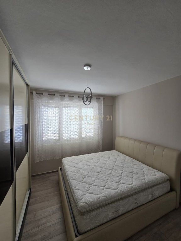 Shitet apartament tek Casa Italia