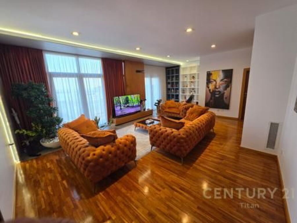 SHITET PENTHOUSE UNIK ME VERANDE ME PAMJE PANORAMIKE 360° NE DURRES