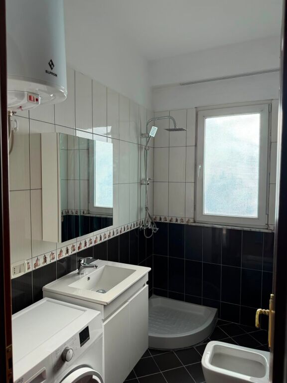 Ne zonen e Kodres se Diellit, Rruga Rrapo Hekali, prane Eleonores, jepet me qera apartament,2+1+2, 750 Euro