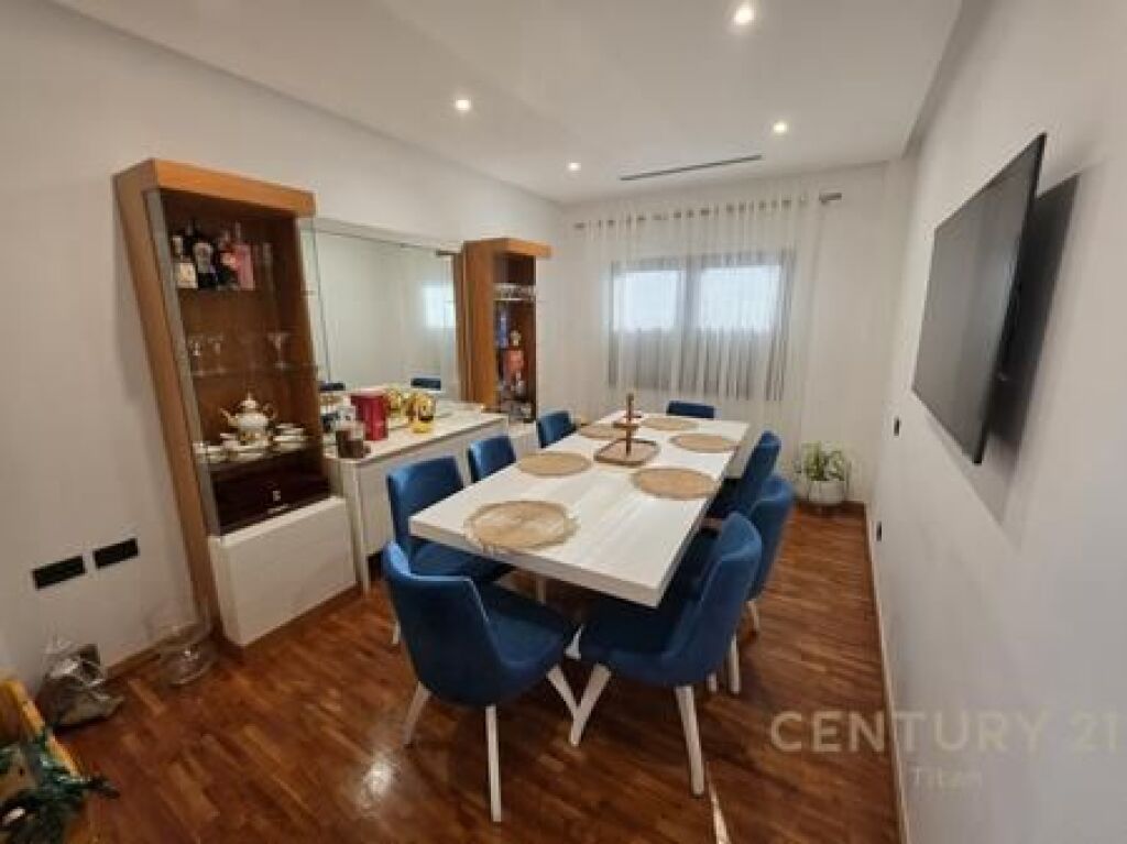 SHITET PENTHOUSE UNIK ME VERANDE ME PAMJE PANORAMIKE 360° NE DURRES