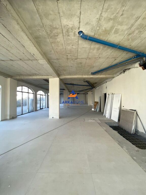 JEPET ME QERA AMBIENT KOMERCIAL 450 M2 "KAMEZ" 220.000 LEKE