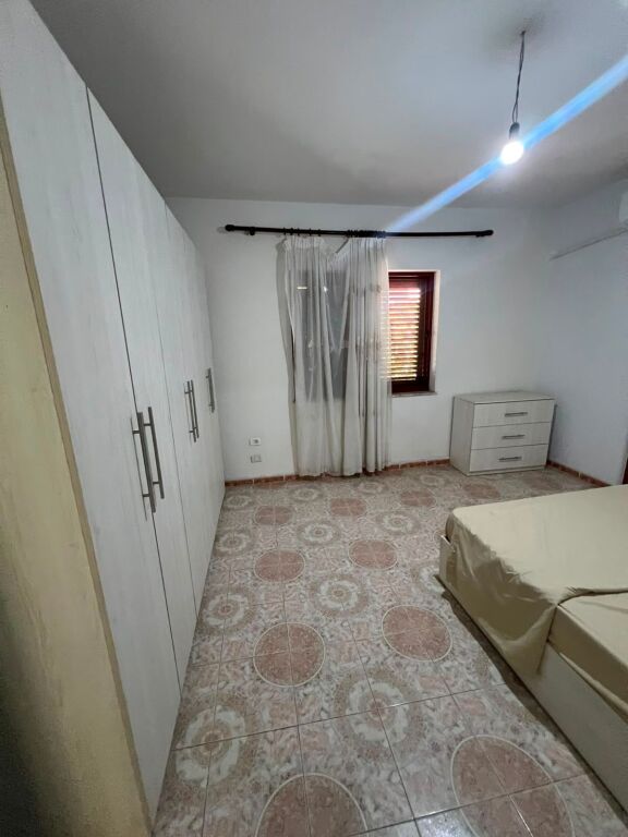 Jepet me qira kati i dytë i një shtëpie në Rrugën “Cajupi”, pas Maternitetit, Durrës